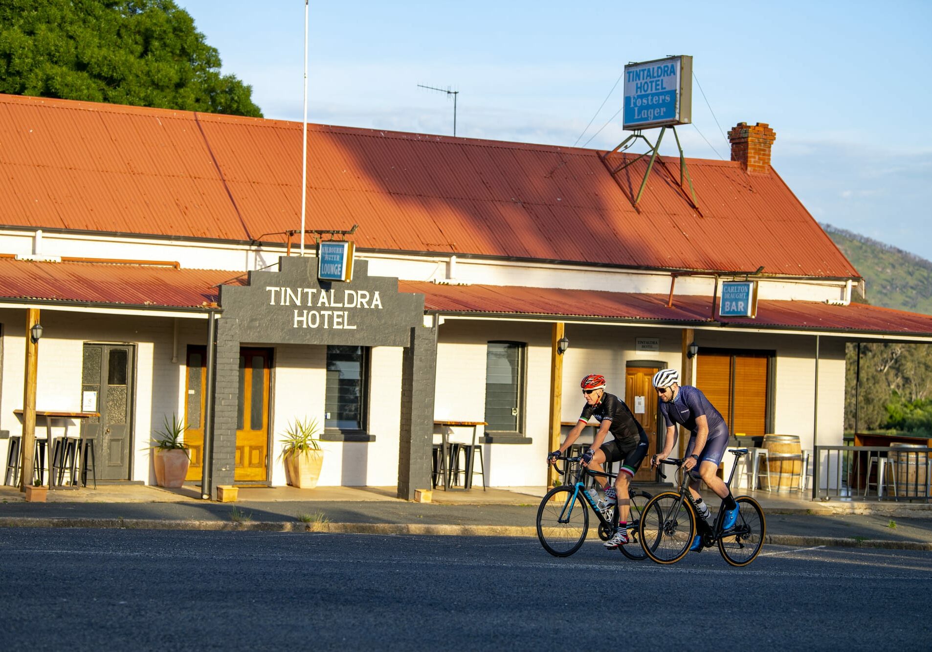 Road_cycling_tintaldra_hotel_MAT_8321-lpr Road cyclists riding past Tintaldra Hotel